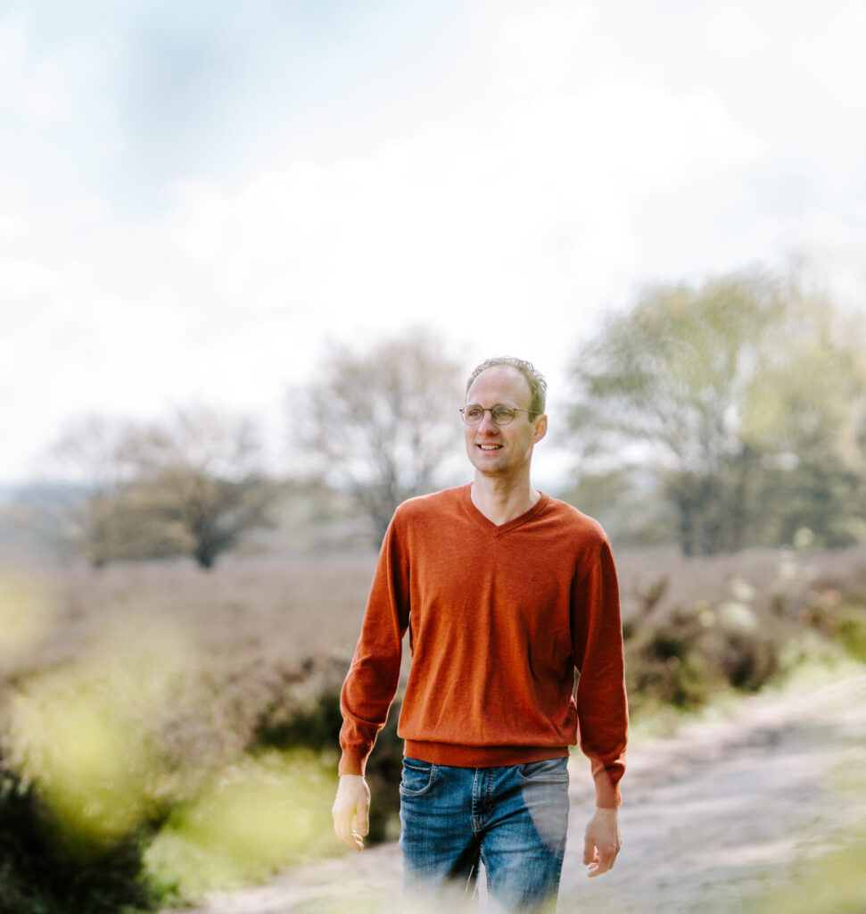 Over denken, nadenken, twijfel, worstelingen, zoeken, hei. Op deze foto loopt de persoon over de hei. Zoekend naar zijn plek.