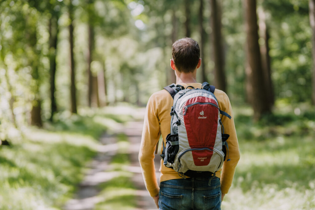 Op pad, wandeling van het leven, rugzakje, pijn, verleden, vergeving.